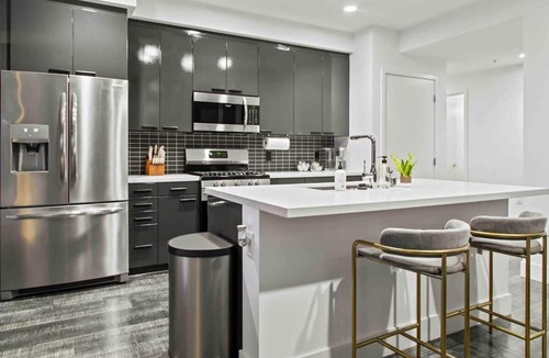 Vernon Apartment | Downtown LA - City View High-Rise