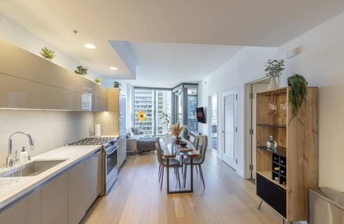 Moorpark House | Downtown LA - Luxe City View High-Rise With Office
