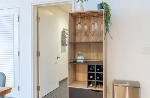 Moorpark House | Downtown LA - Luxe City View High-Rise With Office