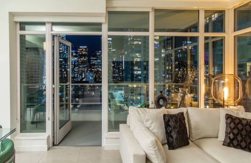 Vernon Apartment | Downtown LA - Skyline View High Rise