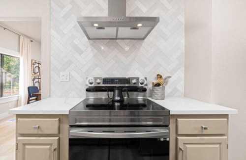 Lodi House | Downtown Lodi l Renovated l 5 Bedrooms l Sleeps 10