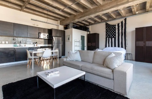 Historic Core Apartment | Downtown Los Angeles Studio Loft with Free Parking