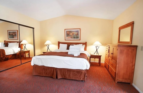 San Diego Country Estates Hotel | Downtown Vacation! Four Great Units, Pool, Parking, Near Mt. Woodson Golf Club