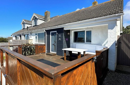 Porth House | Dream by the Sea - 2 Bed Bungalow with Deck with Sea View, Garden & Parking