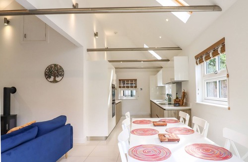 Darwin Cottage | DREAMWOOD LODGE, pet friendly, with hot tub in Leaves Green