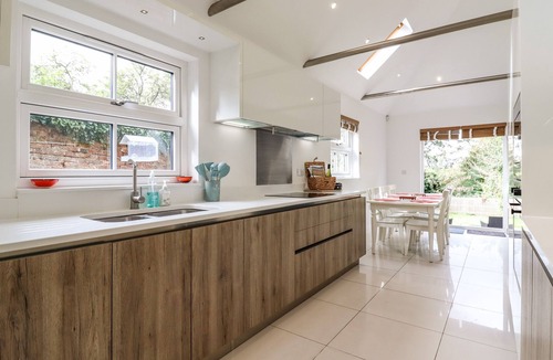 Darwin Cottage | DREAMWOOD LODGE, pet friendly, with hot tub in Leaves Green