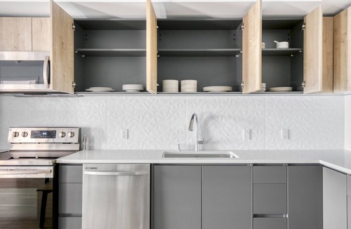 City West Apartment | Dreamy Downtown 1BR w/Pool, Gym & W/D near Staples Center, by Blueground (LAX 543)