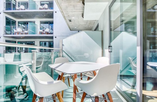City West Apartment | Dreamy Downtown 1BR w/Pool, Gym & W/D near Staples Center, by Blueground (LAX 543)