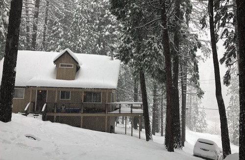 Glencoe Cabin | Dreamy Lake Front Lake Mont Cabin! AC & HotTub!