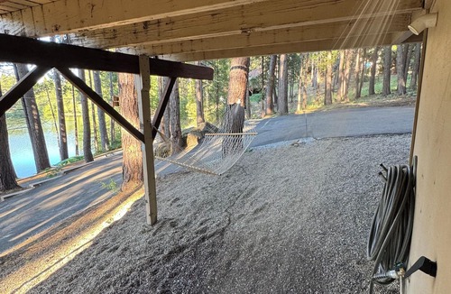 Glencoe Cabin | Dreamy Lake Front Lake Mont Cabin! AC & HotTub!