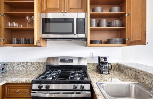 NoHo Arts District Apartment | Dreamy North Hollywood 1BR w/Gym, Pool, walk to shops, by Blueground