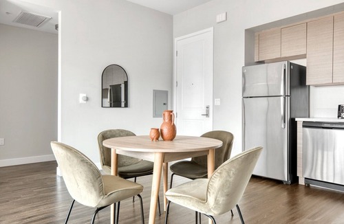 NoHo Arts District Apartment | Dreamy North Hollywood 2BR w/Pool, Gym & Roof, prime NoHo, by Blueground