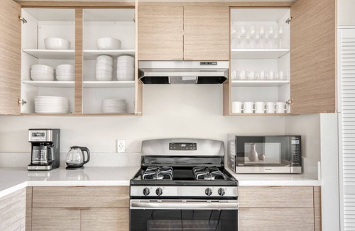 NoHo Arts District Apartment | Dreamy North Hollywood 2BR w/Pool, Gym & Roof, prime NoHo, by Blueground