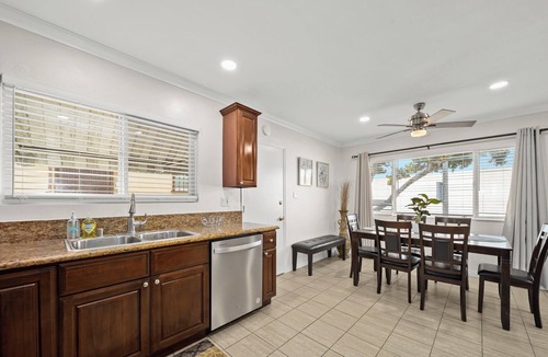 Alhambra House | Dreamy & Relaxing Gem ~ 12mins to DT LA ~ Backyard