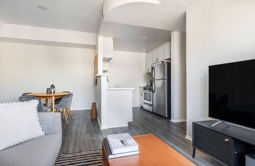 Hollywood Apartment | Dreamy West Hollywood 2BR, close to bars, restaurants, TJ, by Blueground