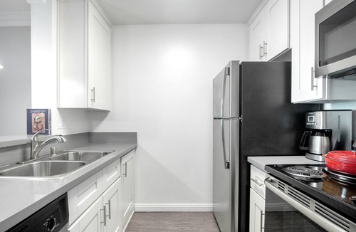 Palms Apartment | Dreamy Westside 1BR w/Gym + Pool, Tennis near Culver City, by Blueground