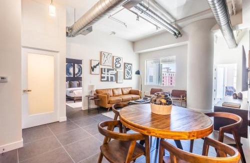 Historic Core Apartment | DTLA 2BR Rooftop Jacuzzi & Sunset Views