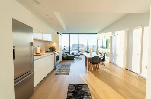 Glendale Condo | DTLA Elevated Living Luxury High Rise Unit w/Free Parking
