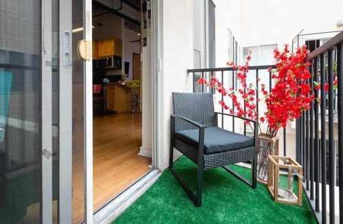 Historic Core Apartment | DTLA FRESH LUXE Condo with Rooftop Pool and Hot tub!!!