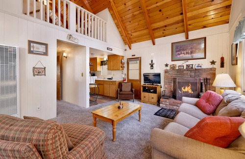 Upper Moonridge Cabin | Dusk to Dawn Moonridge Cottage w/Hot Tub