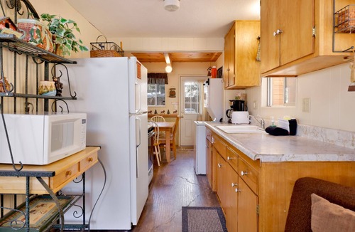 Upper Moonridge Cabin | Dusk to Dawn Moonridge Cottage w/Hot Tub