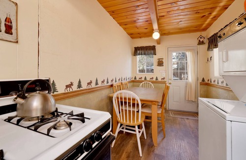Upper Moonridge Cabin | Dusk to Dawn Moonridge Cottage w/Hot Tub