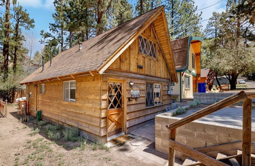 Upper Moonridge Cabin | Dusk to Dawn Moonridge Cottage w/Hot Tub