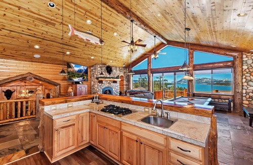 Castle Glen Estates Cabin | Eagle View Lodge by Destination Big Bear: Beautiful Custom-Built Luxury Lakeview Cabin Located in Castle Glen Estates! Spa!Pool Table! Air Conditioning Throughout Home!