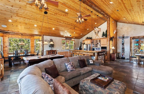 Castle Glen Estates Cabin | Eagle View Lodge by Destination Big Bear: Beautiful Custom-Built Luxury Lakeview Cabin Located in Castle Glen Estates! Spa!Pool Table! Air Conditioning Throughout Home!