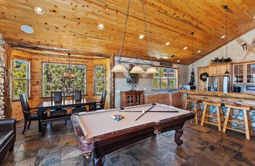 Castle Glen Estates Cabin | Eagle View Lodge by Destination Big Bear: Beautiful Custom-Built Luxury Lakeview Cabin Located in Castle Glen Estates! Spa!Pool Table! Air Conditioning Throughout Home!