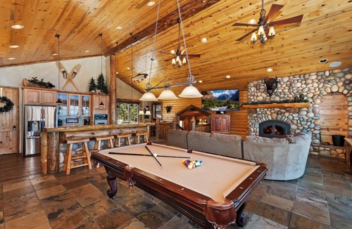 Castle Glen Estates Cabin | Eagle View Lodge by Destination Big Bear: Beautiful Custom-Built Luxury Lakeview Cabin Located in Castle Glen Estates! Spa!Pool Table! Air Conditioning Throughout Home!