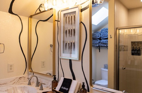 Woodlands Cabin | Early and Late Check in/out Times + GameRoom + Gorgeous Remodel + Huge Yard