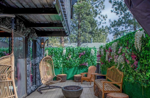 Woodlands Cabin | Early and Late Check in/out Times + GameRoom + Gorgeous Remodel + Huge Yard