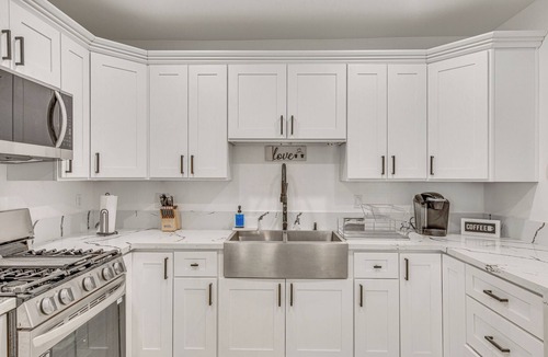 East Los Angeles Apartment | East Los Angeles Retreat ~ 2 Mi to Citadel Outlets