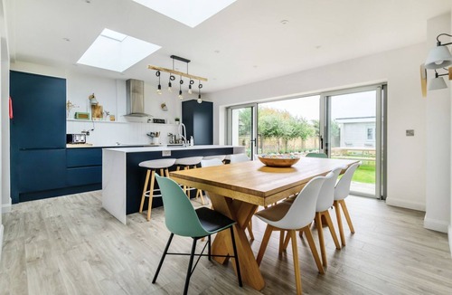 East Wittering House | East Wittering Family Beach Home – Sleeps 10, 5 Bedrooms & Parking