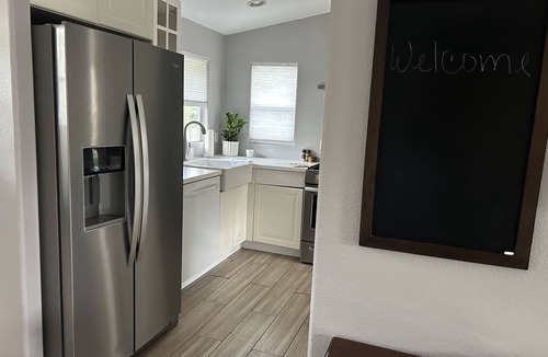 East Side Costa Mesa House | Eastside Costa Mesa, close to Disneyland, beaches.n1.5 miles to JWA airport.
