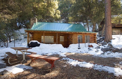 Pine Mountain Club Cabin | Eat Bacon & Ice Cream in a Log Cabin! PMC Guest Cards/Pool Included!
