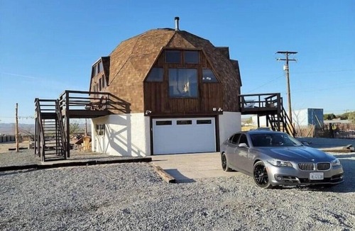 Barstow House | Eccentric Brown Bear Domen
