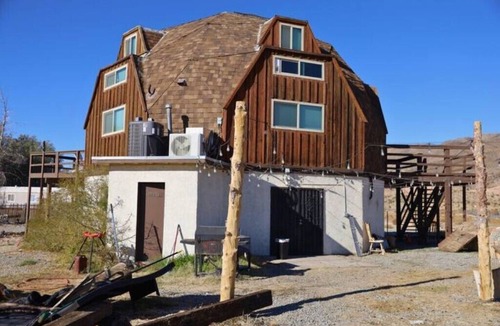 Barstow House | Eccentric Brown Bear Domen