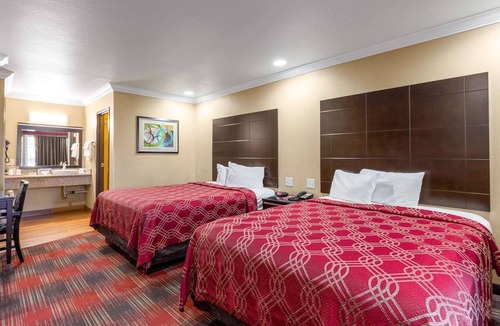Central Escondido Hotel | Econo Lodge Inn & Suites Escondido Downtown