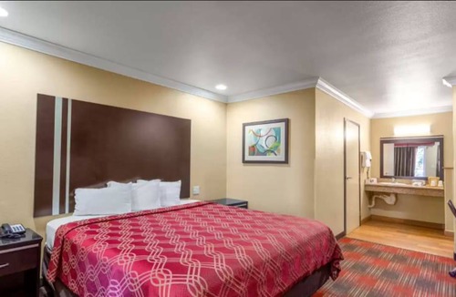 Central Escondido Hotel | Econo Lodge Inn & Suites Escondido Downtown