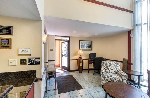 La Sierra Hotel | Econo Lodge Inn & Suites Riverside - Corona