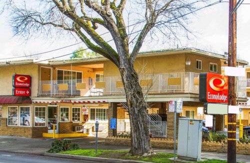 Boulevard Park Cabin | Econo Lodge Sacramento Convention Center