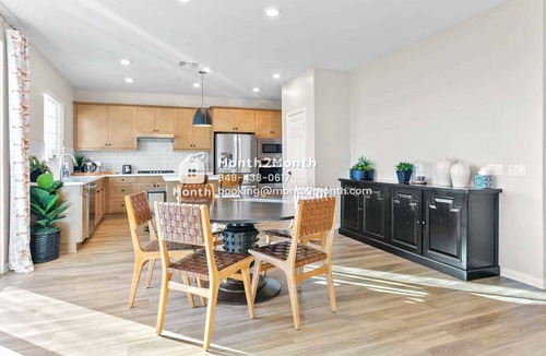 Ontario House | Elegance on Foxglove #41643