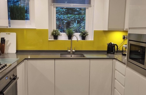 Holland Park Apartment | Elegant 2 Bedroom Garden Maisonette near Olympia