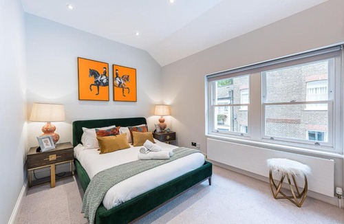 Brompton & Hans Town House | Elegant 2 Bedroom Knightsbridge Mews House near Harrods