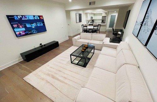 Beverly Grove Apartment | Elegant 3BR Apartment - Blackburn Ave, Beverly Hills
