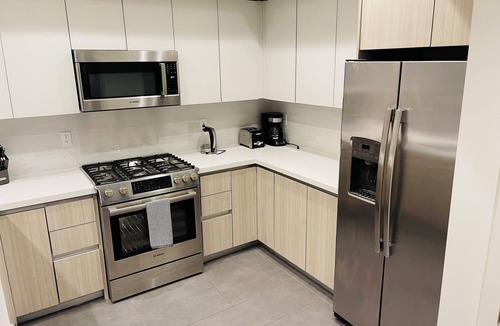 Beverly Grove Apartment | Elegant 3BR Apartment - Blackburn Ave, Beverly Hills