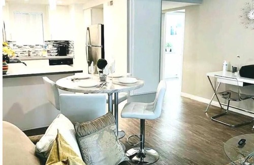 Santa Ana House | Elegant/business/retreat King bed/RokuTV/1br 1bath