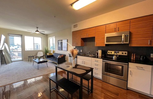 Beverly Hills Apartment | Elegant City Escape | Gym & Pool | 10mins to Cedar